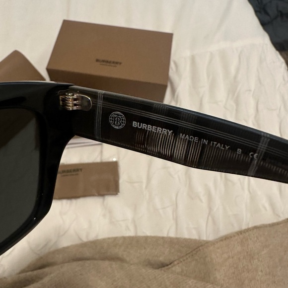 Burberry sunglasses - Picture 7 of 10
